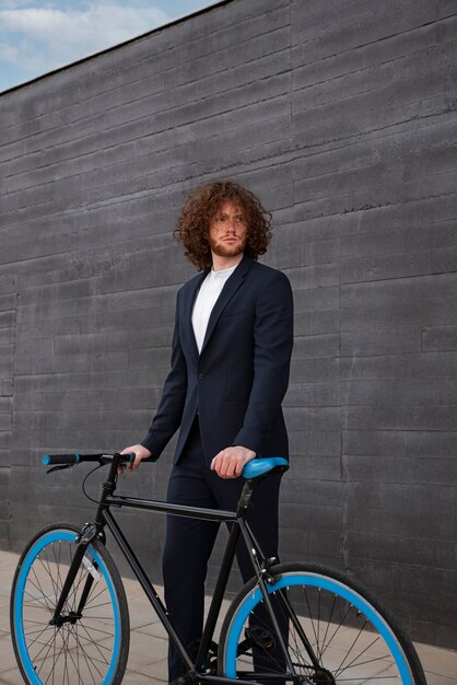 Hombre de tiro completo con bicicleta al aire libre