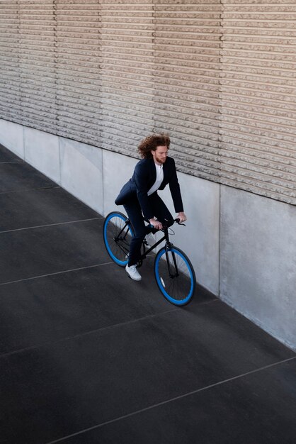 Hombre de tiro completo en bicicleta al trabajo