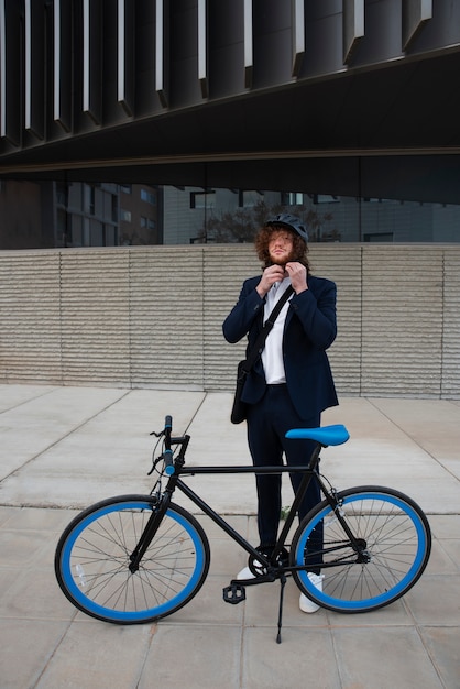 Hombre de tiro completo con bicicleta y casco.