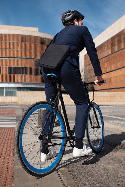 Hombre de tiro completo en bicicleta yendo al trabajo