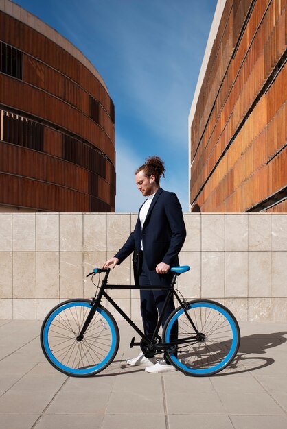 Hombre de tiro completo con bicicleta yendo al trabajo.