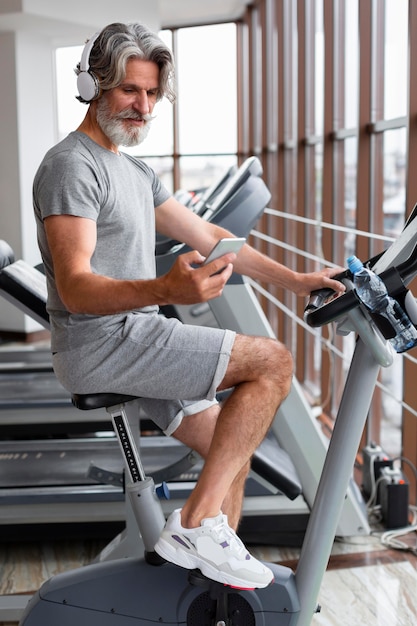 Hombre de tiro completo en bicicleta