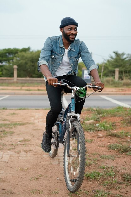 Hombre de tiro completo en bicicleta