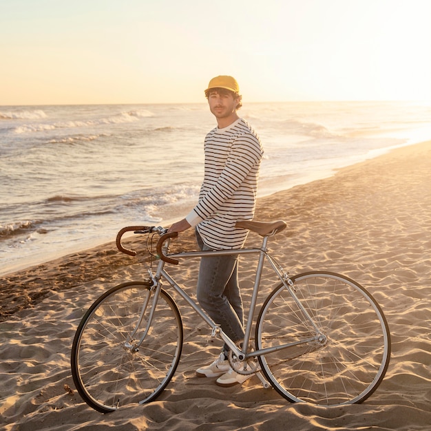 Foto gratuita hombre de tiro completo con bicicleta
