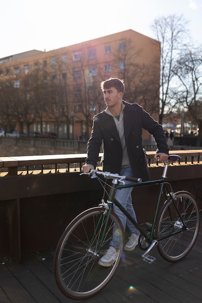 Hombre de tiro completo con bicicleta