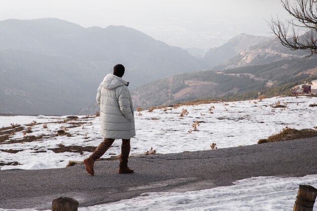 Hombre de tiro completo caminando al aire libre