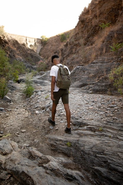 Hombre de tiro completo caminando con mochila