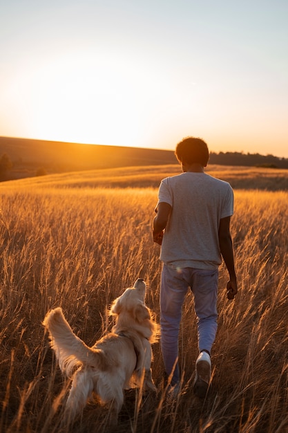 Hombre de tiro completo caminando con perro