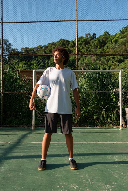 Hombre de tiro completo en el campo de fútbol