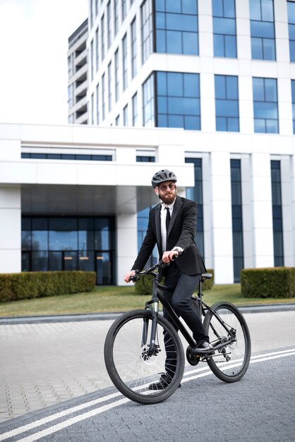 Hombre de tiro completo con casco