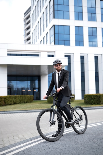 Hombre de tiro completo con casco