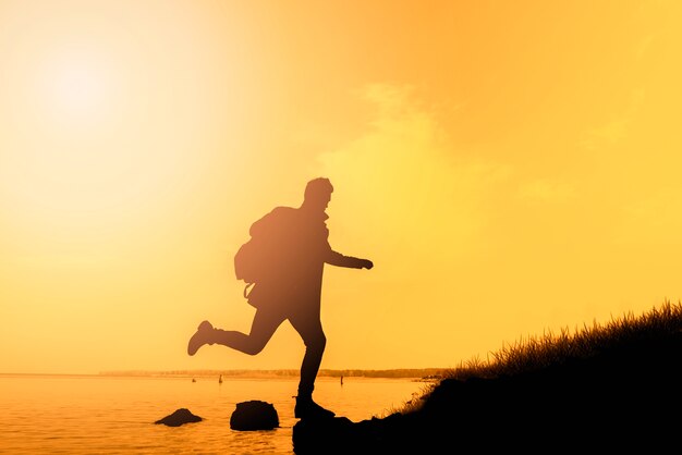 Hombre de tiro completo corriendo al aire libre