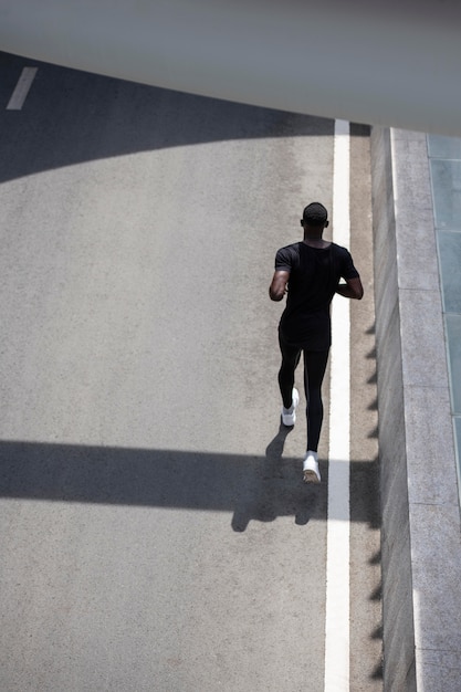 Hombre de tiro completo corriendo en la calle