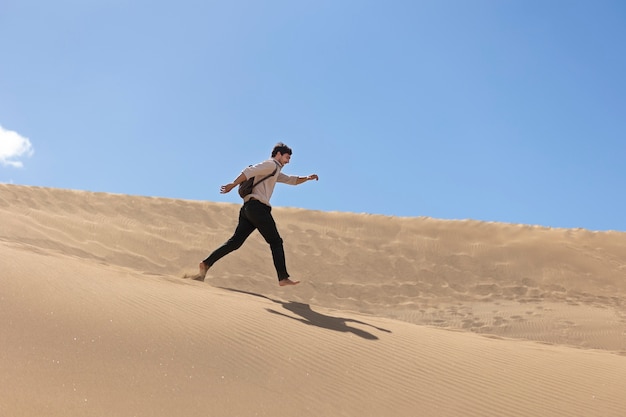 Hombre de tiro completo corriendo en el desierto