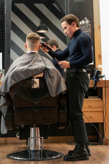 Hombre de tiro completo cortándose el pelo