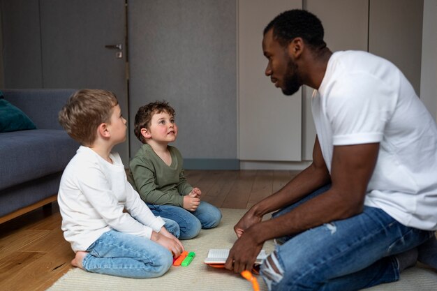 Hombre de tiro completo cuidando niños