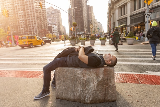 Hombre de tiro completo durmiendo al aire libre