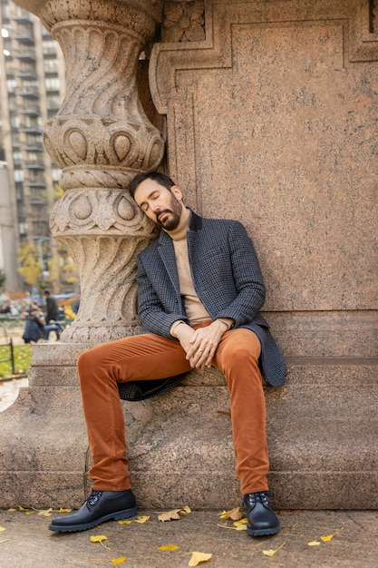 Hombre de tiro completo durmiendo al aire libre