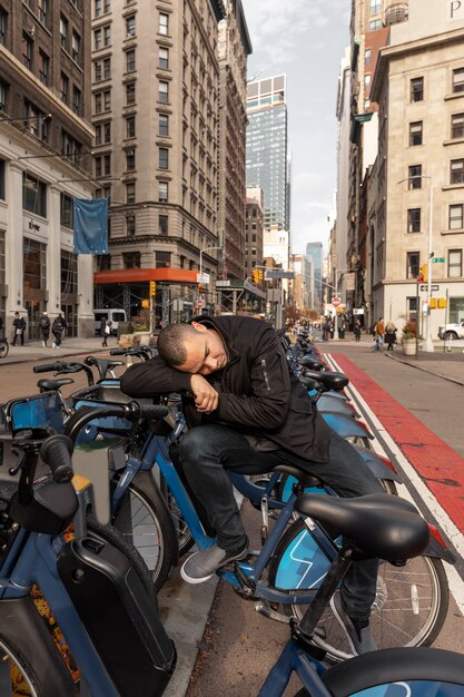 Hombre de tiro completo durmiendo en bicicleta