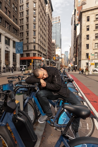 Hombre de tiro completo durmiendo en bicicleta