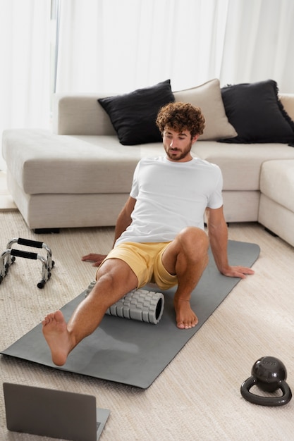 Hombre de tiro completo entrenando en casa