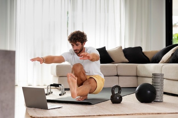 Foto gratuita hombre de tiro completo entrenando en casa