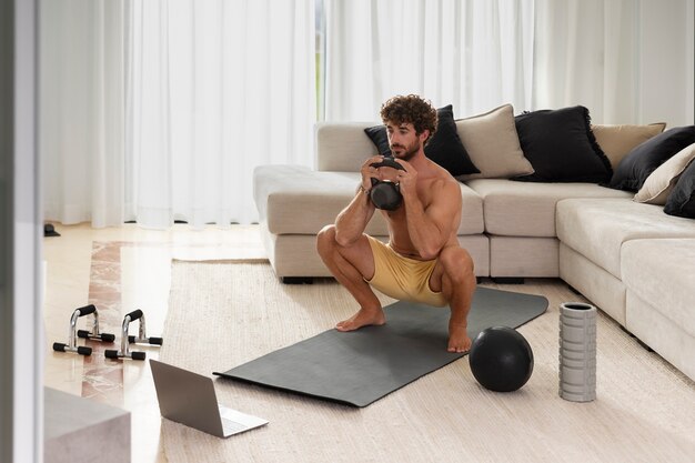 Hombre de tiro completo entrenando en casa