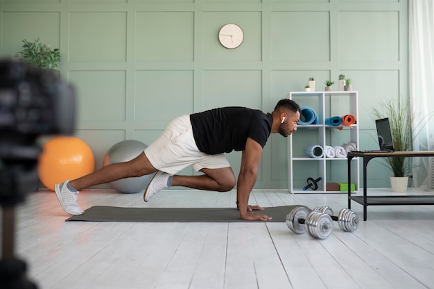 Foto gratuita hombre de tiro completo entrenando en casa