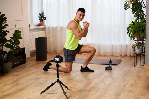 Hombre de tiro completo entrenando en casa.