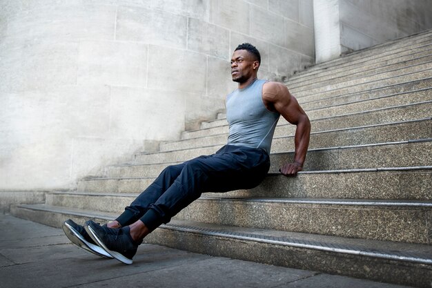 Hombre de tiro completo entrenando con escaleras.