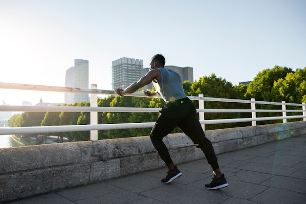 Hombre de tiro completo entrenando fuera