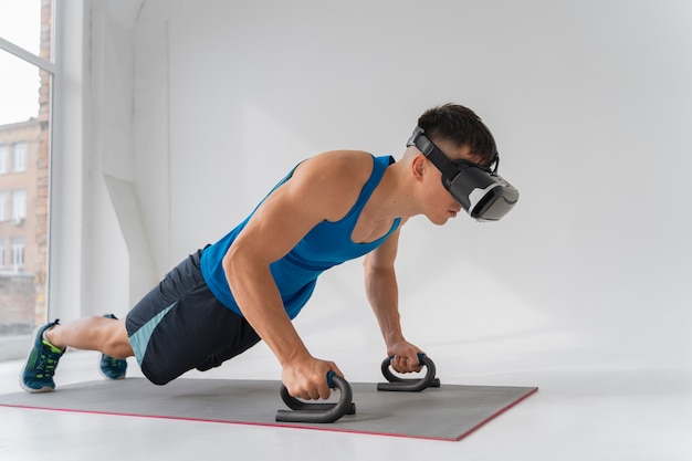 Hombre de tiro completo entrenando con gafas vr puestas