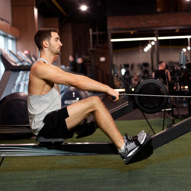 Hombre de tiro completo entrenando en el gimnasio