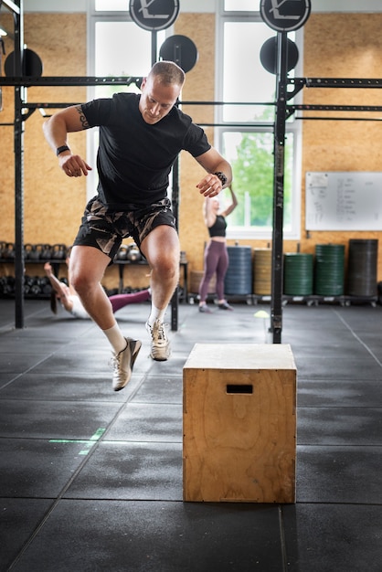 Hombre de tiro completo entrenando en el gimnasio
