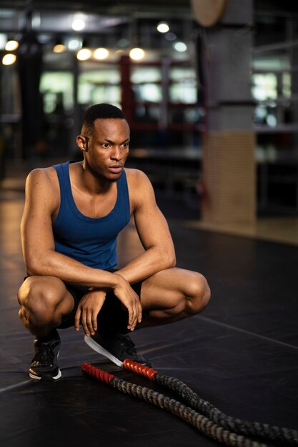 Hombre de tiro completo entrenando en el gimnasio