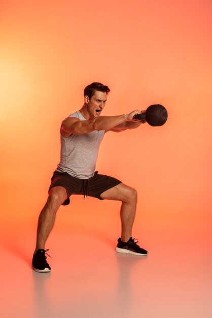 Hombre de tiro completo entrenando con mancuernas