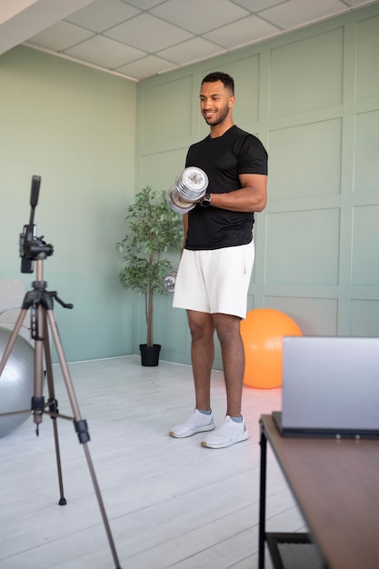 Hombre de tiro completo entrenando con mancuernas