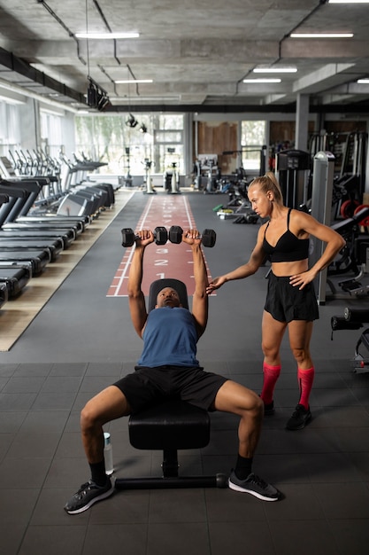 Foto gratuita hombre de tiro completo entrenando con mancuernas