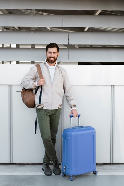 Hombre de tiro completo con equipaje azul