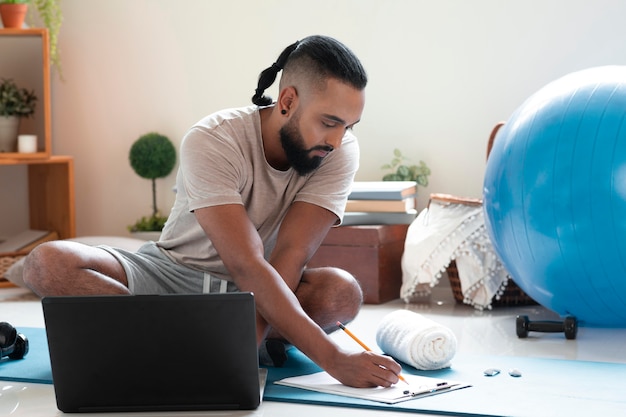 Hombre de tiro completo escribiendo con lápiz