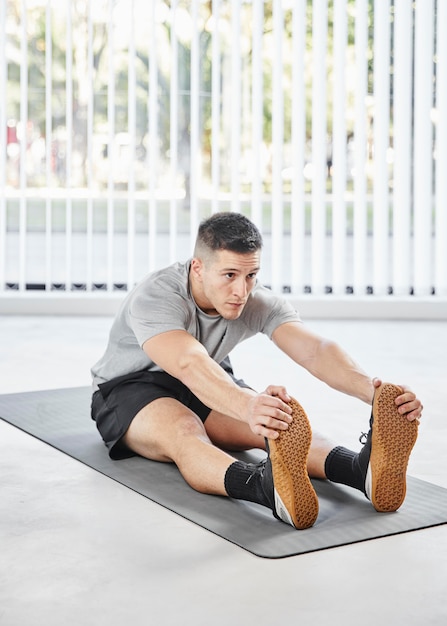 Foto gratuita hombre de tiro completo estirando las piernas