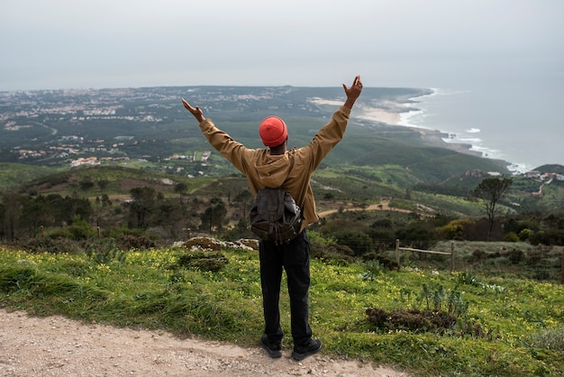 Hombre de tiro completo en excursión de senderismo