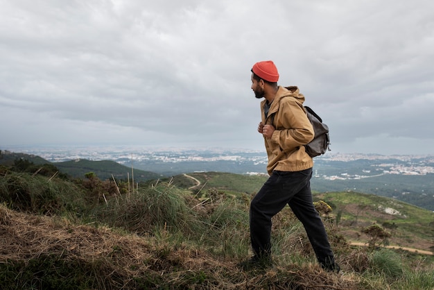 Hombre de tiro completo en excursión de senderismo