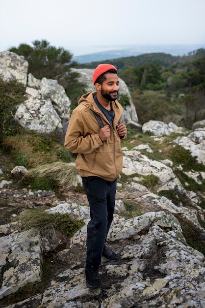 Hombre de tiro completo en excursión de senderismo