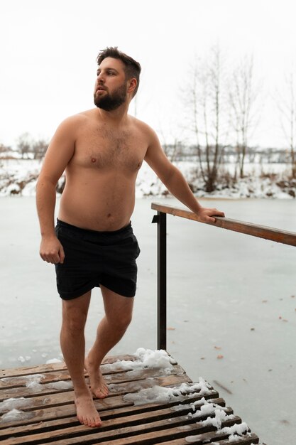 Hombre de tiro completo experimentando exposición al frío para el bienestar