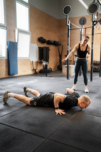 Hombre de tiro completo haciendo burpees