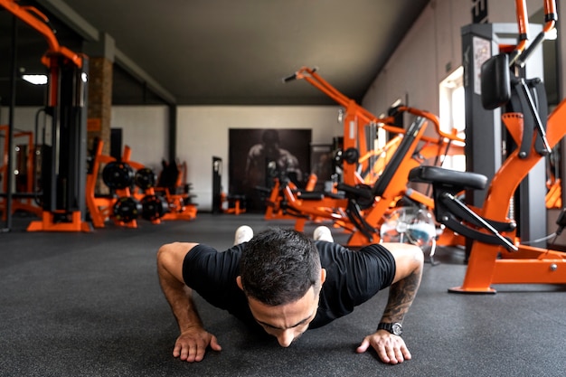 Foto gratuita hombre de tiro completo haciendo burpees