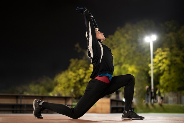 Hombre de tiro completo haciendo deporte fuera