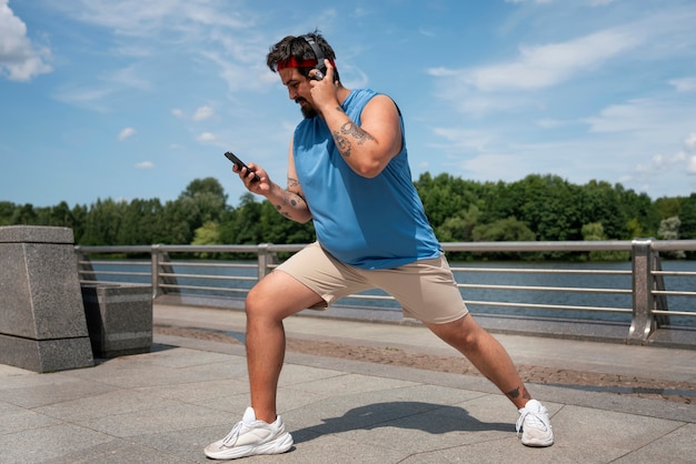 Foto gratuita hombre de tiro completo haciendo ejercicio al aire libre