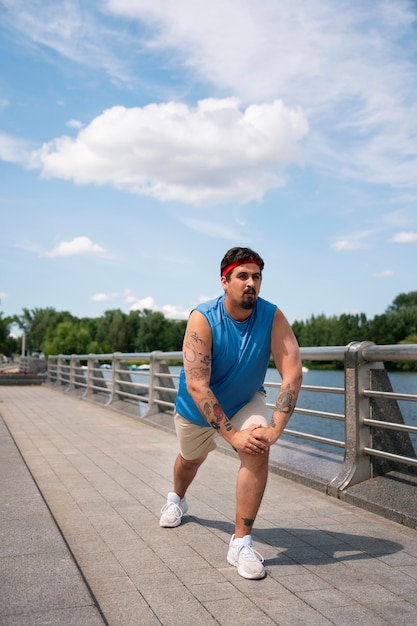 Foto gratuita hombre de tiro completo haciendo ejercicio al aire libre